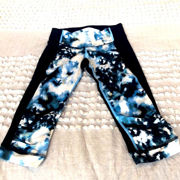 lululemon athletica Pants - Lululemon Wunder Under Rare blue,white & black cropped leggings. Size 2. NWOT